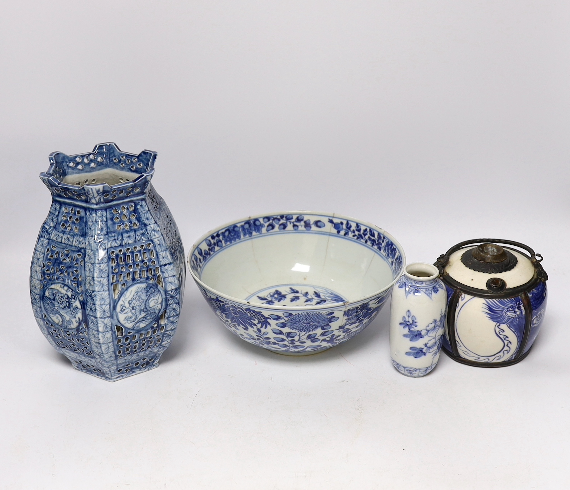 Four pieces of Chinese blue and white porcelain including a 19th century ‘dragon’ bowl, tallest 19.5cm